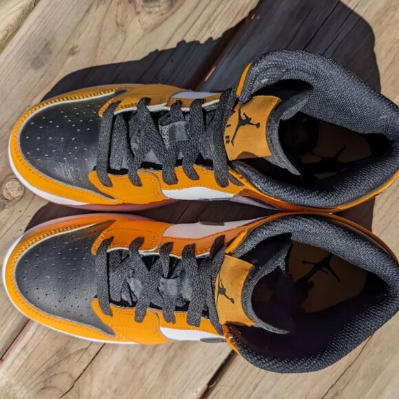 Air Jordan 1 Retro Mid 'Taxi' - 6.5Y - Picture 2 of 11